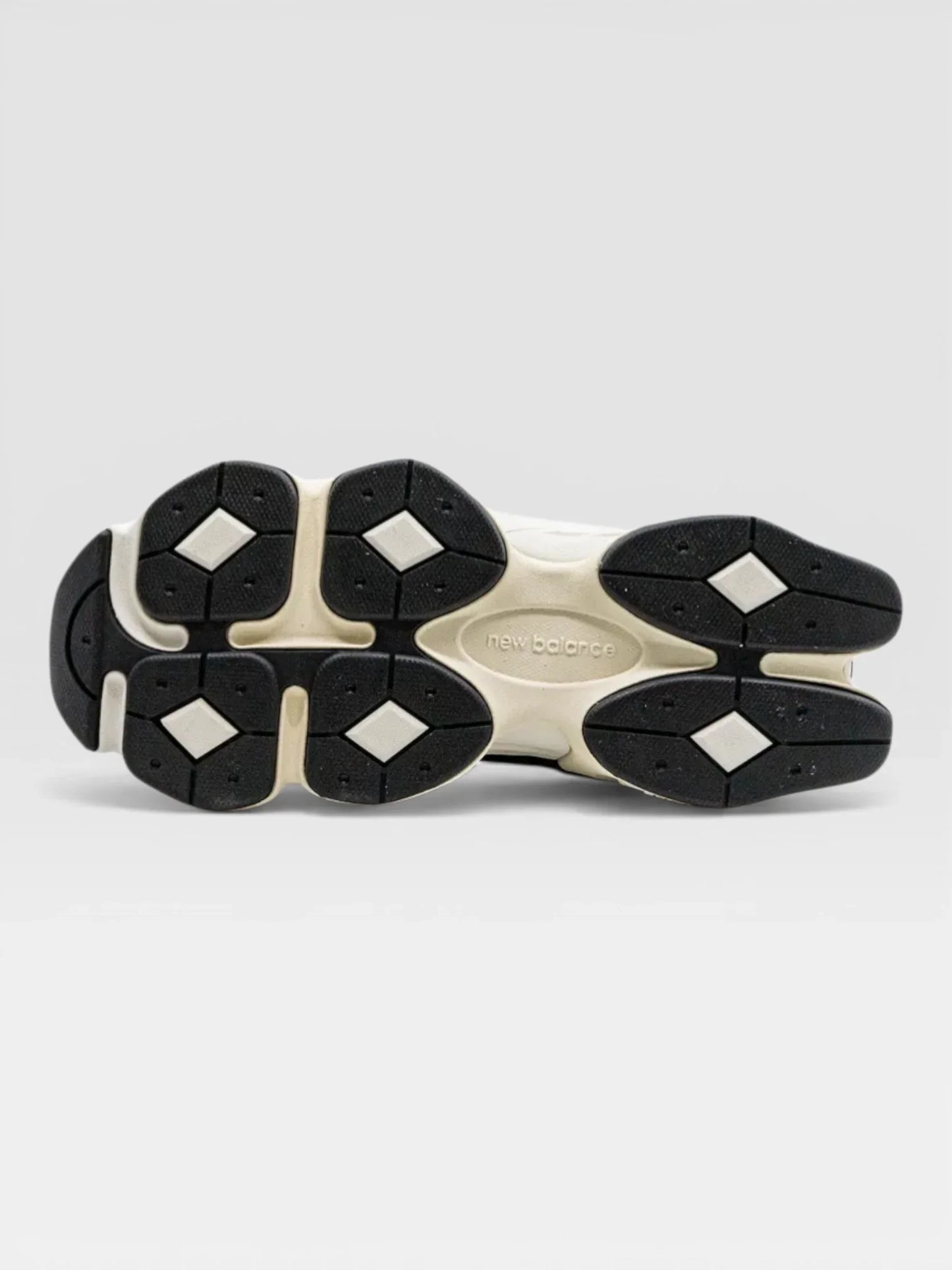 9060 Black-White