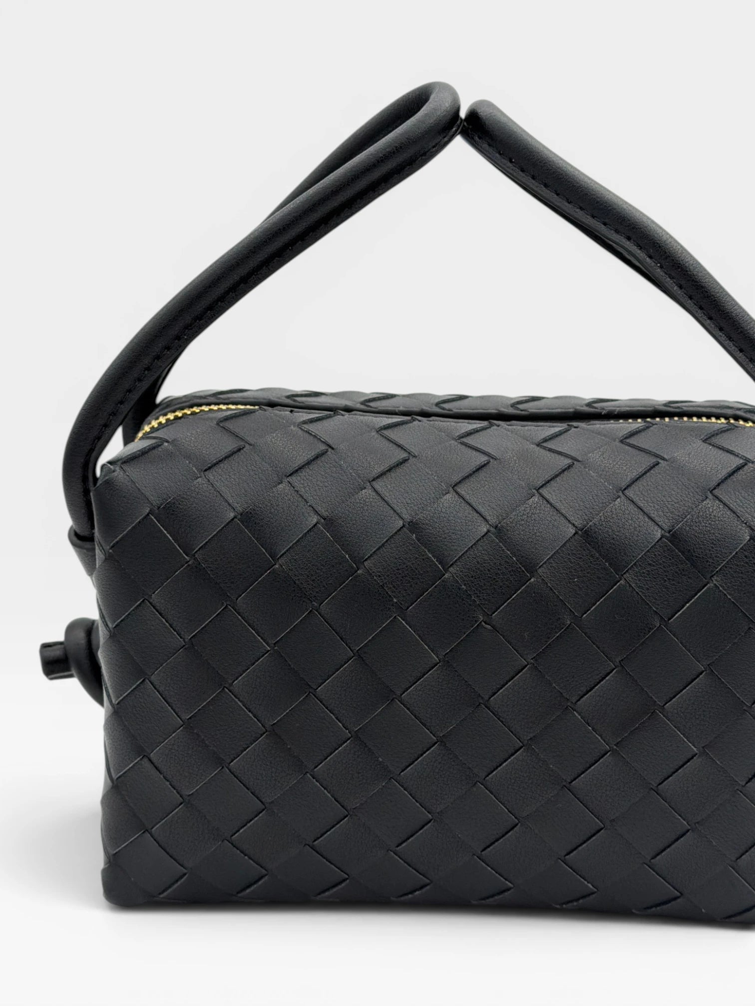 Lea Lab Chiara fekete fonott box bag elölnézet